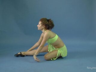 Watch Mila Gimnasterka spread her legs and do yoga exercises