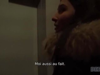 Debt4k. La Directrice Du Club De Nuit Monica Wet Vend Sur La Chatte