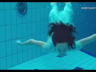 Grand Teen Unterwasser Swims and Strips, HD sex clip 97